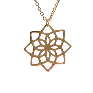 Collier pendentif fleur de lotus doré en acier inoxydable avec design découpé géométrique chic