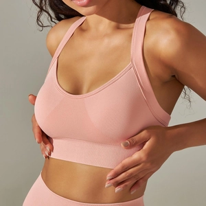 Détail de la brassière de yoga rose sans couture avec texture côtelée et bandes de soutien