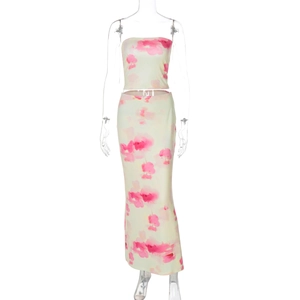Détail rapproché de l'imprimé floral rose sur le haut bustier et la jupe longue