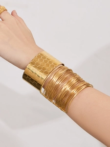 Détail du large bracelet en plaqué or 18 carats avec texture nid d'abeille moderne