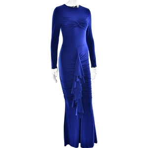 Détail de robe bleu marine à manches longues avec nœud torsadé et texture froncée à volants