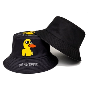 Cappello alla pescatora nero con papera e scritta Got Any Grapes? in vista accoppiata