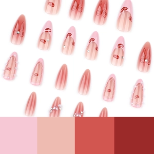 Unghie finte a mandorla sfumate rosa con stampe labbra, perle e strass lucidi