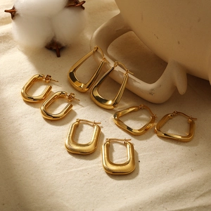Boucles d'oreilles minimalistes en acier inoxydable plaqué or 18 carats avec texture nervurée