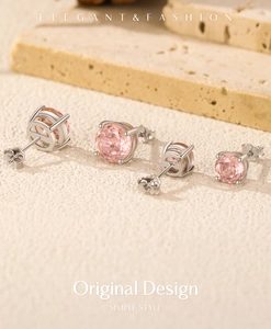 Détail de quatre boucles d'oreilles en argent S925 avec zircon rose taille rose sur pierre