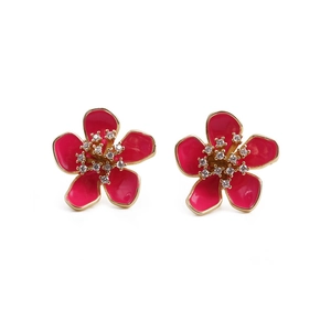 Dettaglio degli orecchini a fiore in smalto rosso rosa placcati oro con piccoli cristalli