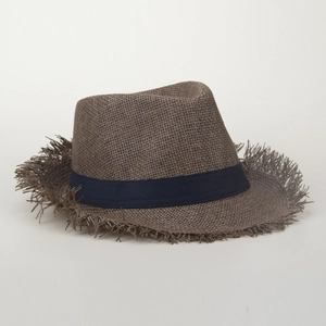 Vue détaillée d'un chapeau de paille marron avec bords effilochés et ruban bleu marine