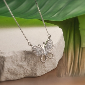 Elegante collana con ciondolo a farfalla placcata oro con zirconi su pietra bianca