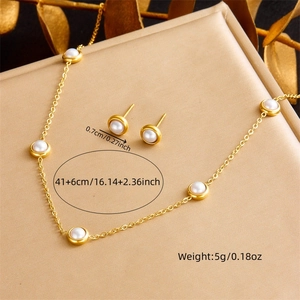 Goldschmuck-Set aus Edelstahl mit runden Perlen, inklusive Halskette und Ohrsteckern