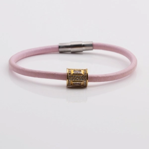 Bracelet corde en cuir rose avec breloque dorée en zircon et fermoir magnétique en argent