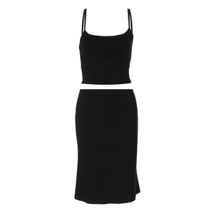 Détail d'un ensemble caraco et jupe midi noir de couleur unie sur fond blanc
