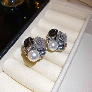 Détails des boucles d'oreilles roses avec perles synthétiques et pierres facettées