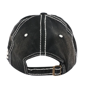 Détail de la casquette de baseball en coton lavé noir avec surpiqûres et boucle en laiton