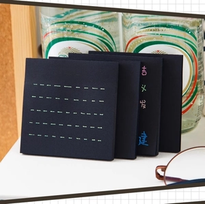Dettaglio di post-it quadrato nero con linee bianche tratteggiate per promemoria