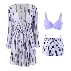 Detailansicht des lila dreiteiligen Bikini-Sets mit Batik-Cover-up und hoher Taille Hose