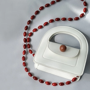 Weiße PU-Leder Mini-Handtasche mit langer Kette aus bernsteinfarbenen Perlen