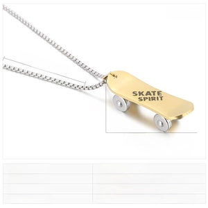 Détail du pendentif skateboard hip hop doré avec gravure SKATE SPIRIT sur chaîne box