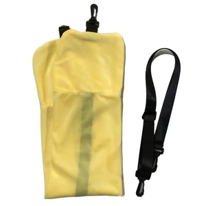 Détail du sac de rangement en peluche jaune et bandoulière en nylon noir avec crochets