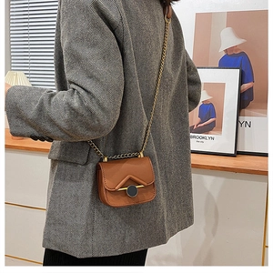 Mini borsa a tracolla marrone con catena dorata e dettaglio serratura con anello