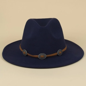 Detail eines dunkelblauen Wollhuts mit braunem Band und silbernen Vintage-Conchos