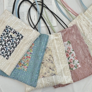 Vue détaillée de sacs cabas en toile avec textures plissées et poches aux motifs floraux