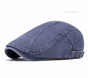 Detail der gewaschenen marineblauen Denim-Baskenmütze mit verstellbarer Metallschnalle