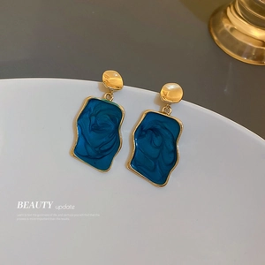 Orecchini vintage geometrici irregolari blu scuro e oro con trama smaltata a olio