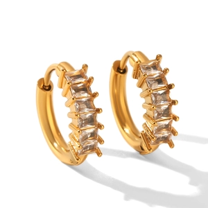Boucles d'oreilles créoles dorées serties de zircons rectangulaires sur fond blanc