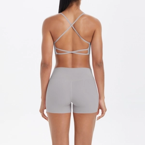 Vue détaillée du dos de l'ensemble de yoga gris avec bretelles croisées sur la brassière