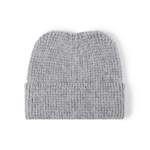 Bonnet d'hiver en tricot gris clair avec texture pelucheuse et revers classique