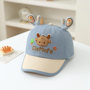 Détail d'une casquette bébé avec bois 3D et broderie girafe mignonne sur le devant