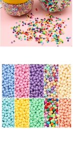 Detalle macro de cuentas acrílicas macaron para crear joyas y pulseras DIY