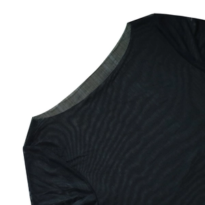 Vue détaillée du tissu en maille noire transparente et de l'encolure de cette robe