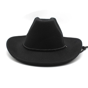 Détail d'un chapeau de cow-boy en feutre noir avec ruban tressé et mentonnière réglable