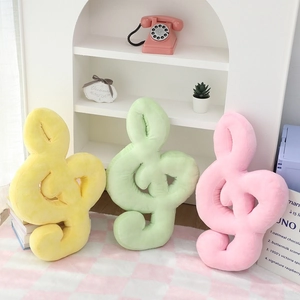 Coussins en peluche notes de musique aux couleurs macaron pour décor de canapé