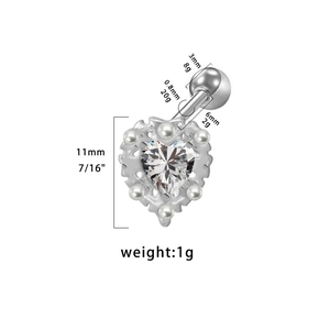 Dimensioni dettagliate dell'orecchino a cuore argento con zircone e perle su sfondo bianco