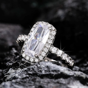 Macro-opname van rechthoekige zirkoon ring op donkere steen met luxe schittering