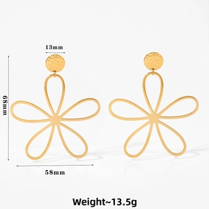 Dimensions détaillées des grandes boucles d'oreilles fleur dorée : 68 mm de haut et 58 mm