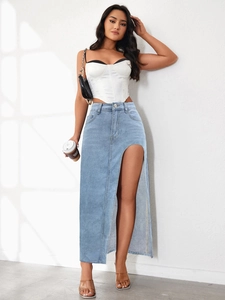 Dettaglio di una gonna lunga in denim azzurro con spacco alto e trama del tessuto
