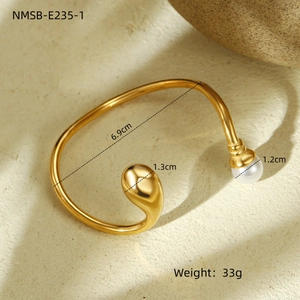 Vue détaillée du bracelet doré irrégulier avec perle et dimensions du produit