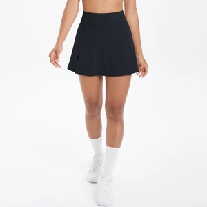 Dettaglio di gonna-pantalone sportiva nera a vita alta con spacco laterale alla moda