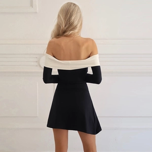 Détail du dos d'une robe moulante noire avec col bateau blanc et manches longues chic