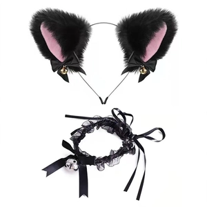 Détail de serre-tête oreilles de chat en peluche avec collier ras du cou à clochette