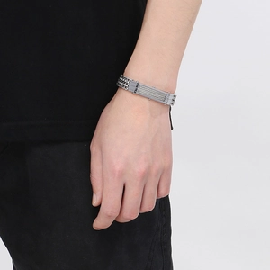 Bracciale da uomo in metallo argento con design a catena e cavo intrecciato al polso