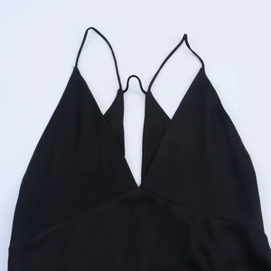Robe élégante en satin noir avec de fines bretelles et un col en V profond