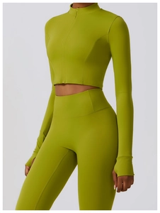 Détail de l'ensemble de yoga vert olive avec passants de pouce et legging taille haute