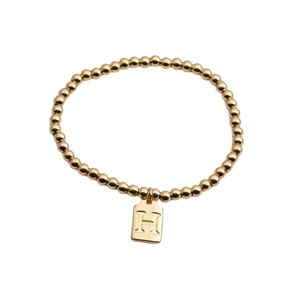 Bracelet à perles dorées avec un pendentif carré gravé d'une lettre H majuscule