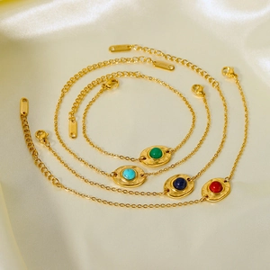 Bracelets en acier plaqué or 18 carats avec pierres naturelles sur fond de soie