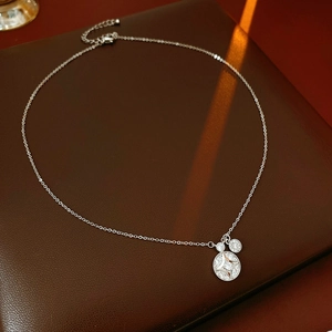 Détail macro du collier avec pendentif étoile en argent et oxydes de zirconium sur cuir