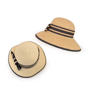 Chapeau de paille d'été à large bord avec ruban noir et détail de nœud élégant